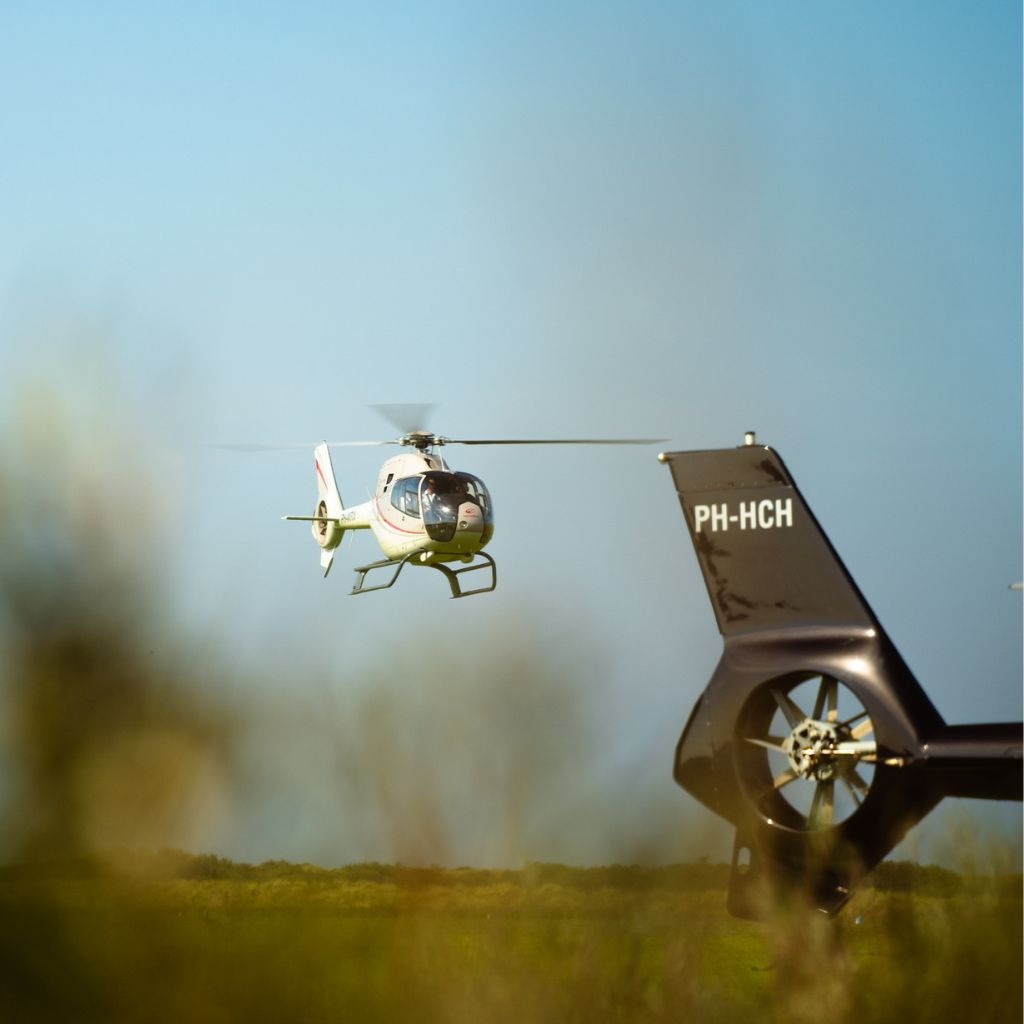 Drie helikopters klaar voor vertrek naar de duinen
