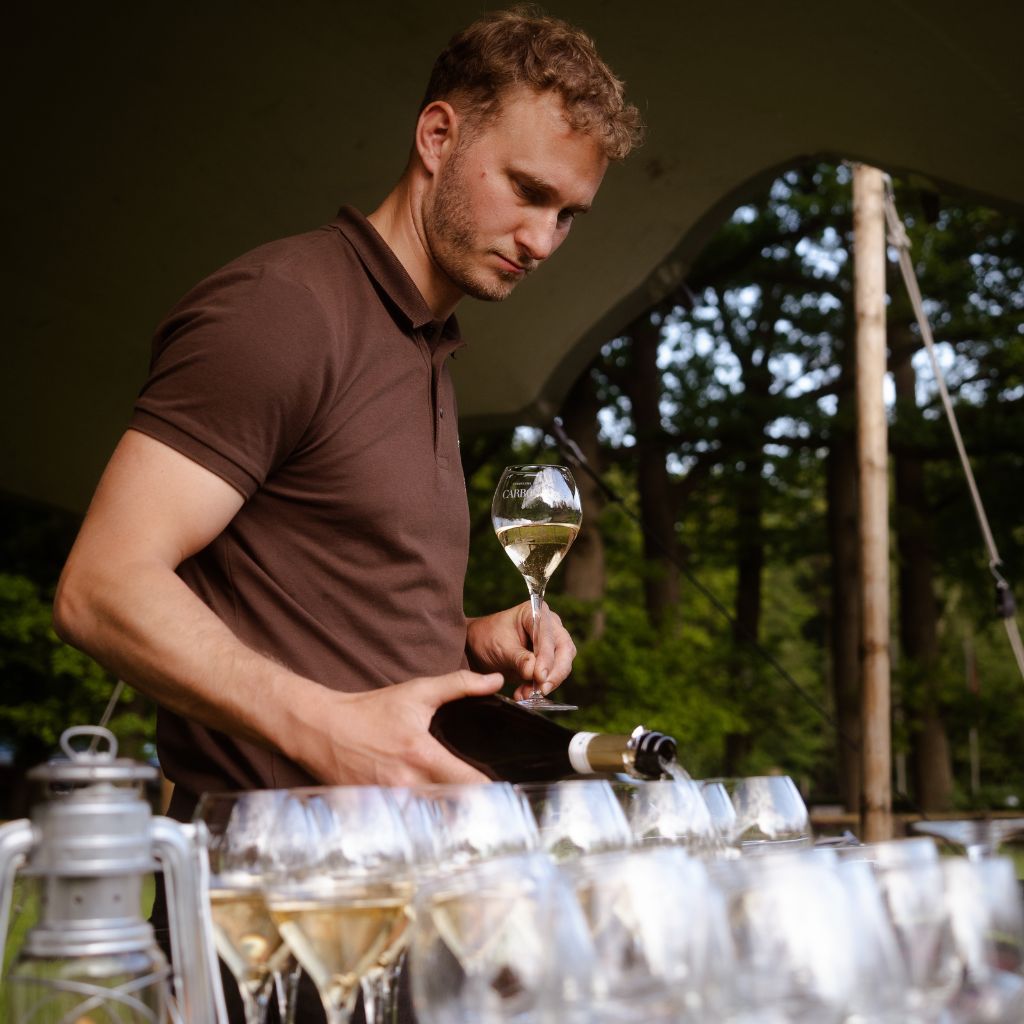 Champagne toast op safari camp tijdens incentive op de Veluwe