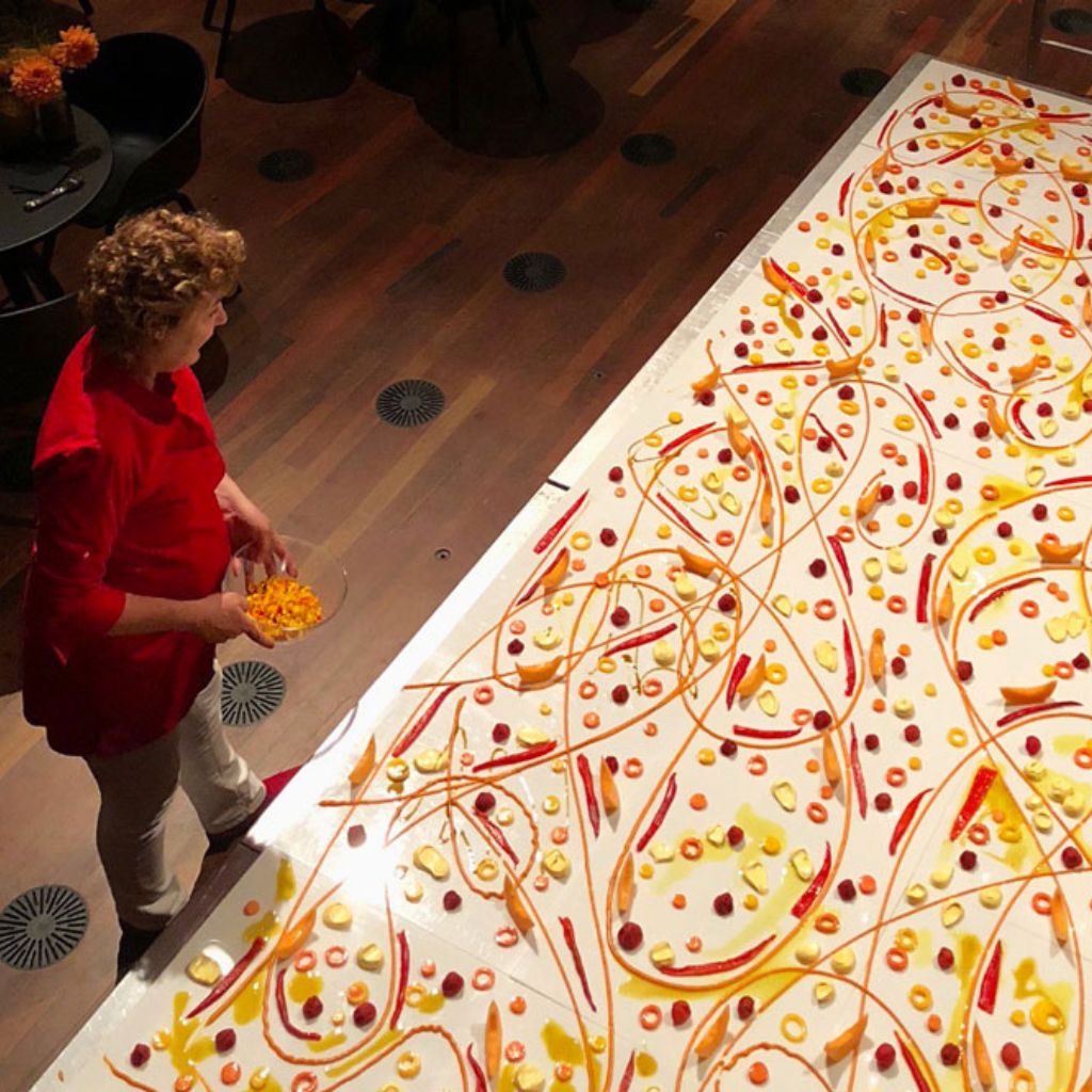 Meesterkok Angélique Schmeinck creëert een eetbaar schilderij als live performance art in het Kröller-Müller Museum tijdens een exclusief incentive event op de Veluwe.