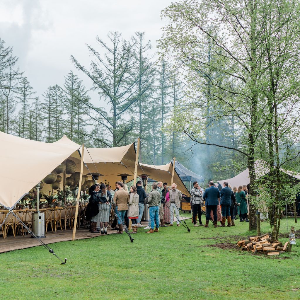 Pop-up safari stretchtent voor 120 gasten in de natuur