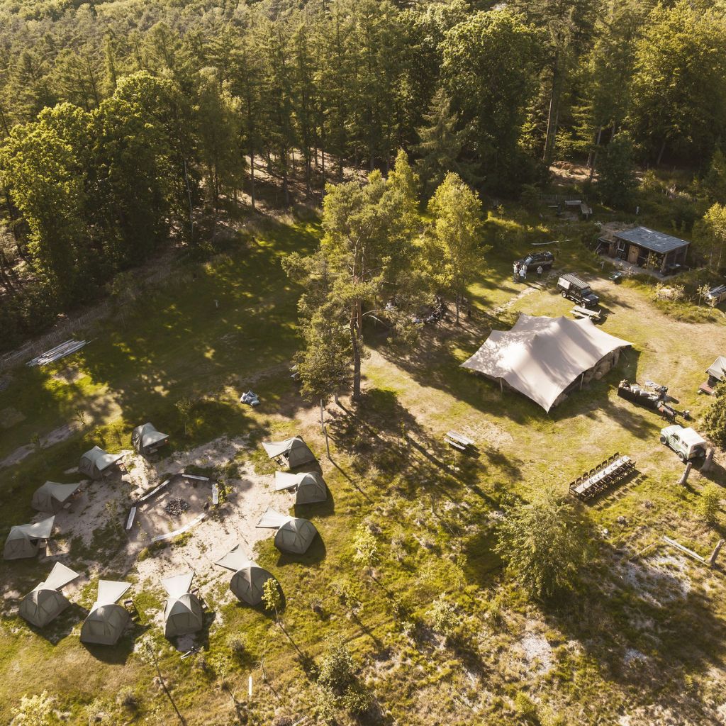Drone foto van safari camp voor exclusieve events in de natuur