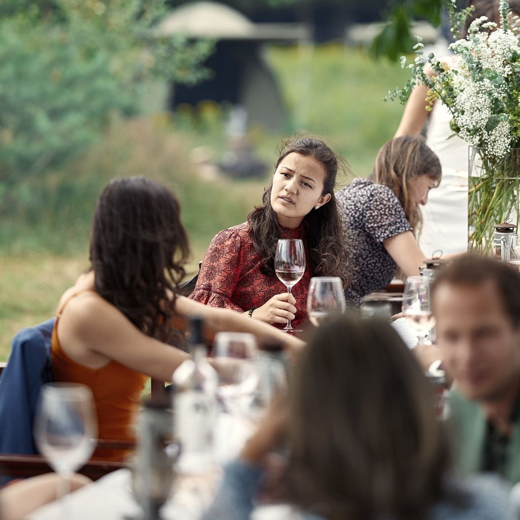 Diner aan lange tafel op ons safari camp op de Veluwe