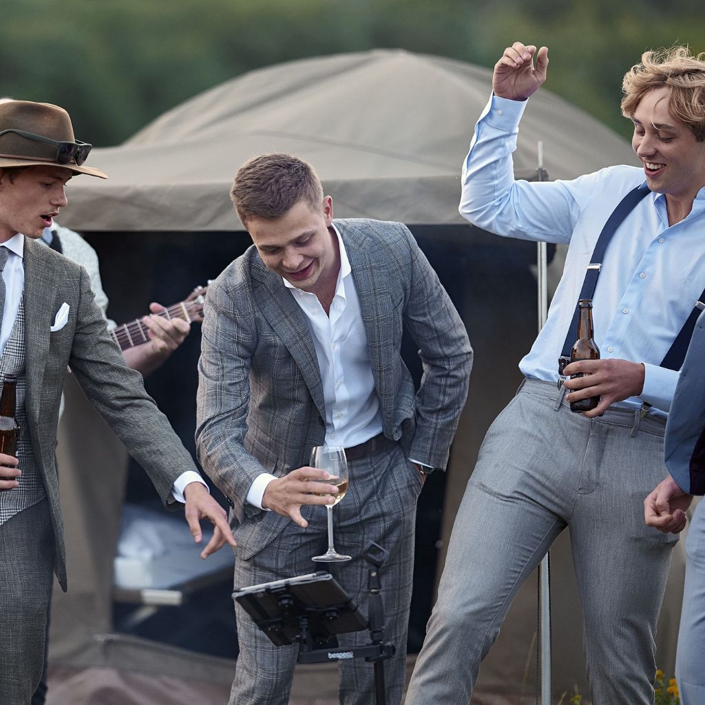 Gitarist tijdens een safari feest voor 100 personen op de Veluwe