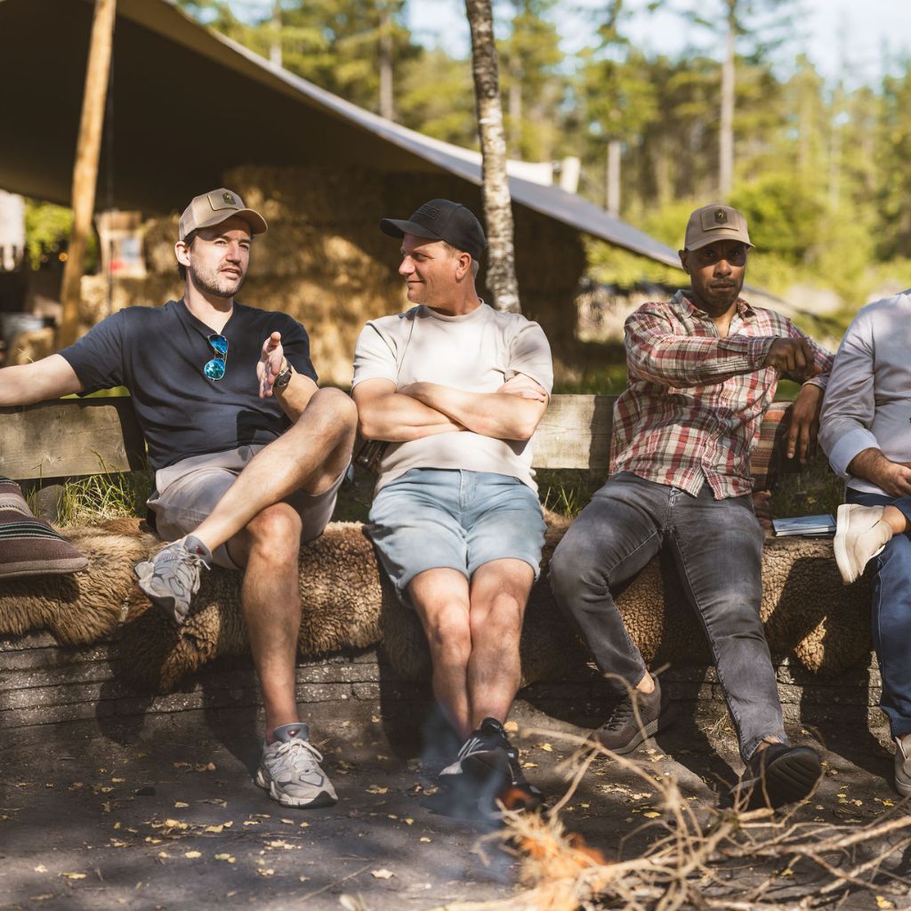 Sfeervolle kampvuur borrel tijdens incentive avond in de natuur
